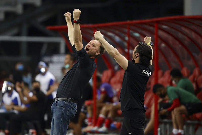 Bordin Phala dari Thailand (kanan) dan Asnawi Mangkualam dari Indonesia bersaing memperebutkan bola pada pertandingan leg kedua final AFF antara Thailand vs Indonesia d National Stadium, Singapura, Sabtu (1/1/2022). (AP Photo/Suhaimi Abdullah)
