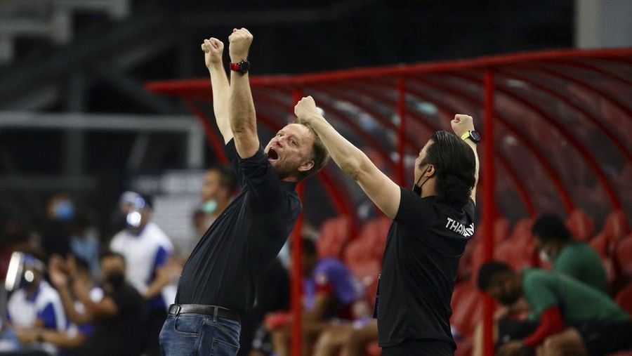 Bordin Phala dari Thailand (kanan) dan Asnawi Mangkualam dari Indonesia bersaing memperebutkan bola pada pertandingan leg kedua final AFF antara Thailand vs Indonesia d National Stadium, Singapura, Sabtu (1/1/2022). (AP Photo/Suhaimi Abdullah)