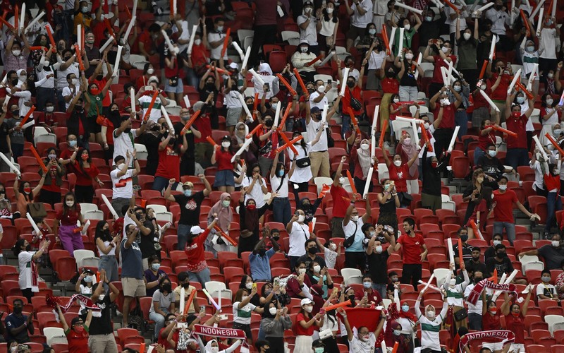 Bordin Phala dari Thailand (kanan) dan Asnawi Mangkualam di Final Leg kedua final AFF antara Thailand vs Indonesia Bordin Phala dari Thailand (kanan) dan Asnawi Mangkualam dari Indonesia bersaing memperebutkan bola pada pertandingan leg kedua final AFF antara Thailand vs Indonesia d National Stadium, Singapura, Sabtu (1/1/2022). (AP Photo/Suhaimi Abdullah)
