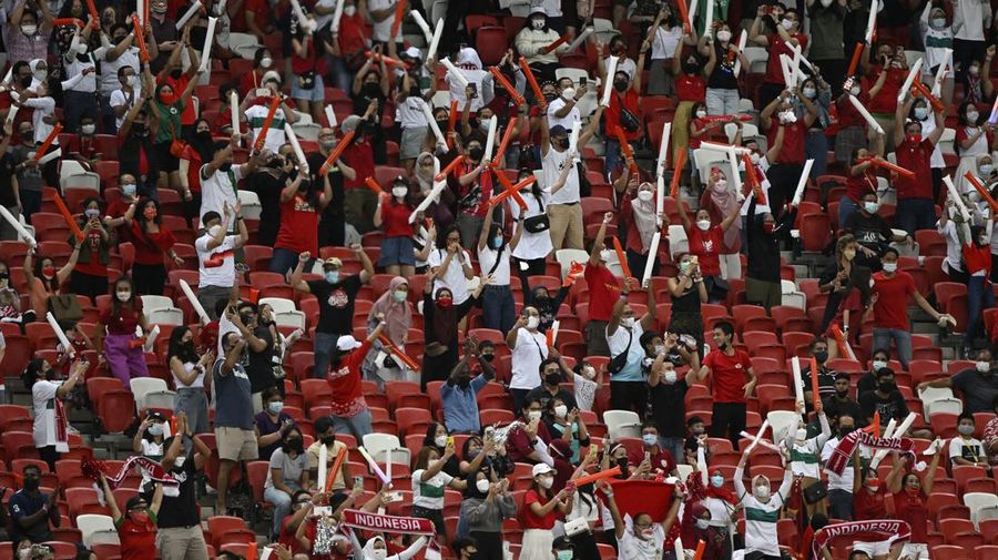 Pendukung Indonesia merayakan gol saat laga leg kedua final AFF antara Thailand vs Indonesia d National Stadium, Singapura, Sabtu (1/1/2022). (REUTERS/Caroline Chia)
