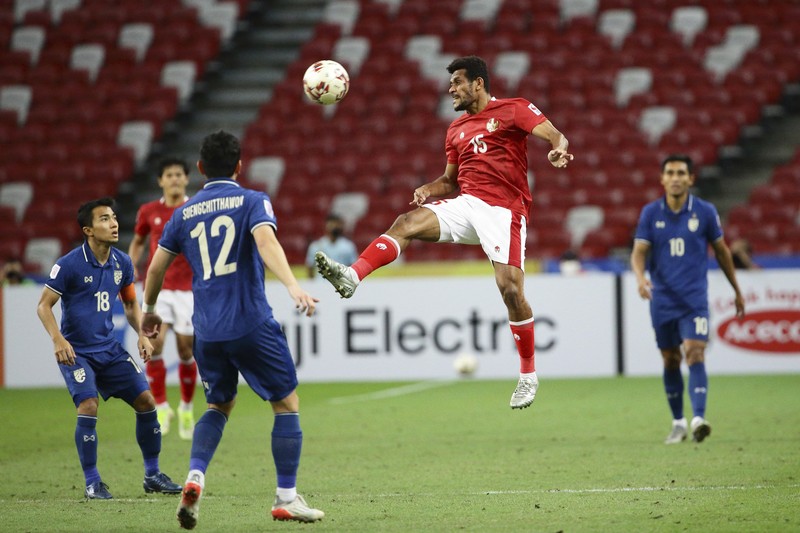 Bordin Phala dari Thailand (kanan) dan Asnawi Mangkualam di Final Leg kedua final AFF antara Thailand vs Indonesia Bordin Phala dari Thailand (kanan) dan Asnawi Mangkualam dari Indonesia bersaing memperebutkan bola pada pertandingan leg kedua final AFF antara Thailand vs Indonesia d National Stadium, Singapura, Sabtu (1/1/2022). (AP Photo/Suhaimi Abdullah)