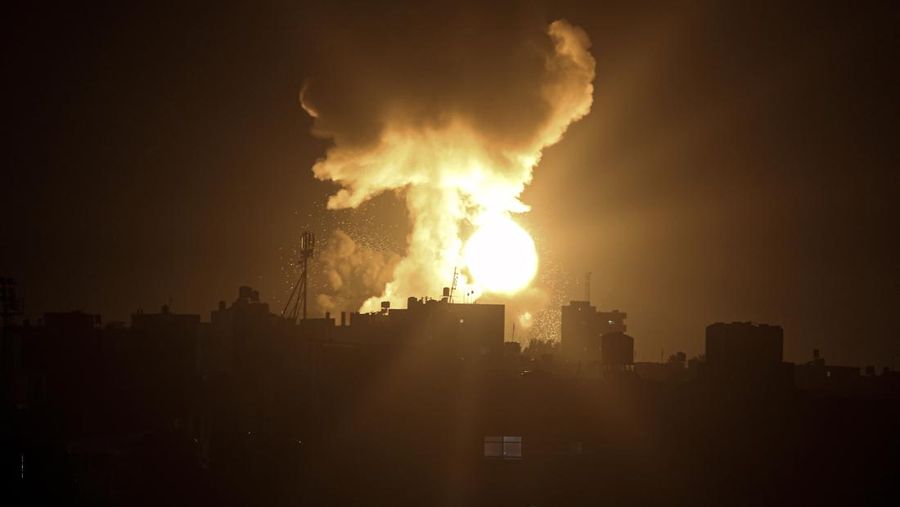 Sebuah ledakan yang disebabkan oleh serangan udara Israel terlihat di kota Khan Younis, Jalur Gaza selatan, Minggu (2/1/2022).. Militer Israel mengatakan pihaknya melancarkan serangan terhadap sasaran militan di Jalur Gaza, sehari setelah roket ditembakkan dari Hamas- wilayah yang dikuasai. (AP/Yousef Masoud)