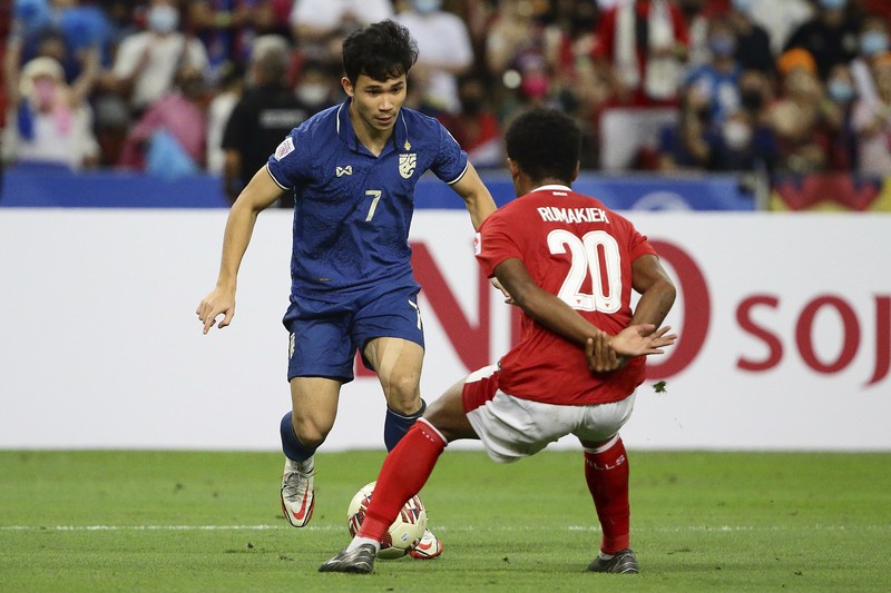 Bordin Phala dari Thailand (kanan) dan Asnawi Mangkualam di Final Leg kedua final AFF antara Thailand vs Indonesia Bordin Phala dari Thailand (kanan) dan Asnawi Mangkualam dari Indonesia bersaing memperebutkan bola pada pertandingan leg kedua final AFF antara Thailand vs Indonesia d National Stadium, Singapura, Sabtu (1/1/2022). (AP Photo/Suhaimi Abdullah)