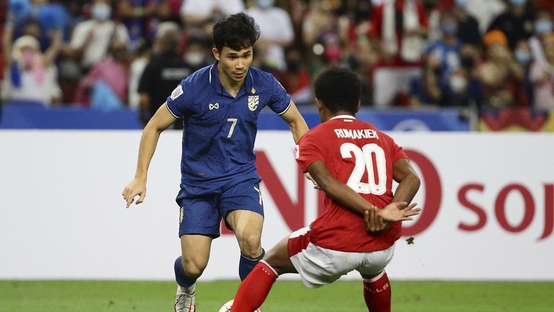 Bordin Phala dari Thailand (kanan) dan Asnawi Mangkualam dari Indonesia bersaing memperebutkan bola pada pertandingan leg kedua final AFF antara Thailand vs Indonesia d National Stadium, Singapura, Sabtu (1/1/2022). (AP Photo/Suhaimi Abdullah)