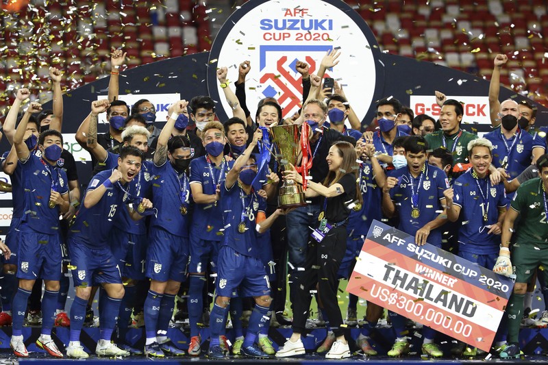 Bordin Phala dari Thailand (kanan) dan Asnawi Mangkualam dari Indonesia bersaing memperebutkan bola pada pertandingan leg kedua final AFF antara Thailand vs Indonesia d National Stadium, Singapura, Sabtu (1/1/2022). (AP Photo/Suhaimi Abdullah)