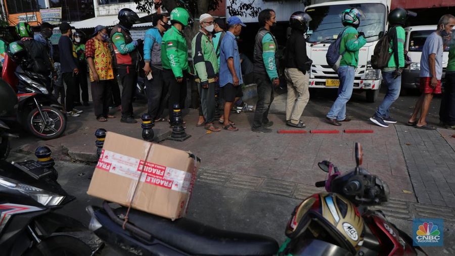 Sejumlah warga mengantre untuk mendapat kan makanan di kawasan Jakarta, Senin (3/1/2022). Yayasan Gerakan Berbagi Pangan Dunia berdiri karena dilatarbelakangi keprihatinan dan kepedulian di tengah pandemi Covid-19.
Pandemi Covid-19 yang penuh ketidakpastian (uncertainty) berdampak buruk bagi dunia. Mulai dari perlambatan ekonomi global hingga terjadinya resesi.
Sejumlah negara, termasuk negara tetangga Malaysia dan Singapura telah mengalami resesi. Juga Indonesia. Terjadinya pemutusan hubungan kerja (PHK) massal saat pandemi. Daya beli masyarakat anjlok, merosot tajam. Bahaya kelaparan mengancam.
Bagi warga miskin yang lebih menakutkan dari Covid-19 adalah kelaparan. Semakin melemahnya daya beli, sulitnya mendapat pekerjaan, membuat mereka tidak punya uang untuk dibelanjakan.
Sektor Usaha Mikro Kecil dan Menengah (UMKM) yang diharapkan dapat menjadi penyelamat perekonomian nasional dari tekanan krisis akibat pandemi ini ternyata tidak berdaya. UMKM ikut terpuruk di tengah pandemi dan perlu untuk diselamatkan. Sebab, UMKM dinilai mampu menjadi penyerap tenaga kerja.
Oleh karena itu, di tengah Pandemi Covid-19 dan upaya untuk keluar dari resesi ini, Indonesia Food Bank (IFB) yang berada di bawah naungan Yayasan Gerakan Berbagi Pangan Dunia atau disingkat Yayasan Gerbang Dunia membuat program Food Share Action, yakni Berbagi Makanan.
Digagas oleh Wida Septarina Wijayanti (46) dan Hendro Utomo (50) pada Mei 2015. FOI merupakan gerakan sosial (social movement) yang diciptakan untuk memberantas kesenjangan pangan.
Gerakan ini lahir dari sebuah keprihatinan terhadap fenoman kesenjangan pangan yang ada di masyarakat. Ada kelompok kelas menengah-atas yang mampu mengeluarkan ratusan ribu rupiah hanya untuk sekali makan. Sementara itu, sebagian lagi masyarakat menghadapi kesulitan membeli makan, apalagi untuk memenuhi kebutuhan gizi mereka. Data dari Pemprov DKI Jakarta menunjukkan masih ada warga Jakarta yang mengalami gizi buruk. Di wilayah administrasi Jakarta Utara misalnya, ada 34 kasus gizi buruk pada 2019, turun dari tahun sebelumnya yang yang mencapai 194 jiwa. (CNBC Indonesia/ Tri Susilo)