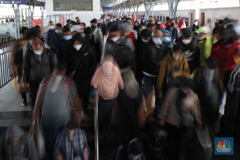 Arus Balik Kedatangan Penumpang Kereta Api Jarak Jauh di Stasiun Senen, Jakarta, Senin (3/1/2022 Ratusan warga mulai berdatangan dari KA Kertajaya jurusan Surabaya, Pasar Turi - Jakarta, Stasiun Pasar Senen, Senin (3/1/2022). Warga yang berpergian ke luar kota di periode Nataru mulai tiba di Jakarta.
Secara keseluruhan 10 ribuan penumpang. Dari Pasar Senen sendiri sekitar 5.000 ribu pengguna dan dari gambir 5.000,