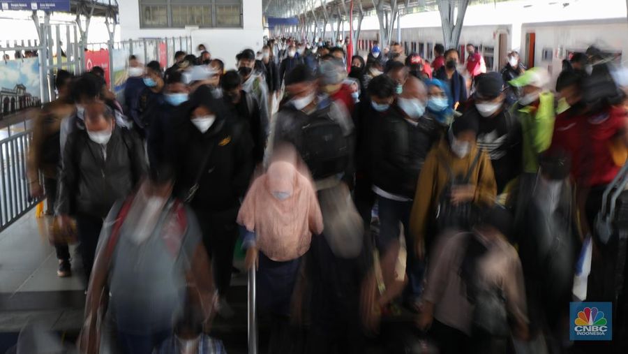 Ratusan warga mulai berdatangan dari KA Kertajaya jurusan Surabaya, Pasar Turi - Jakarta, Stasiun Pasar Senen, Senin (3/1/2022). Warga yang berpergian ke luar kota di periode Nataru mulai tiba di Jakarta.
Secara keseluruhan 10 ribuan penumpang. Dari Pasar Senen sendiri sekitar 5.000 ribu pengguna dan dari gambir 5.000,