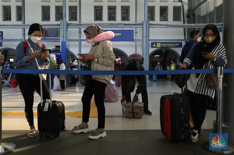 Arus Balik Kedatangan Penumpang Kereta Api Jarak Jauh di Stasiun Senen, Jakarta, Senin (3/1/2022 Ratusan warga mulai berdatangan dari KA Kertajaya jurusan Surabaya, Pasar Turi - Jakarta, Stasiun Pasar Senen, Senin (3/1/2022). Warga yang berpergian ke luar kota di periode Nataru mulai tiba di Jakarta.
Secara keseluruhan 10 ribuan penumpang. Dari Pasar Senen sendiri sekitar 5.000 ribu pengguna dan dari gambir 5.000,