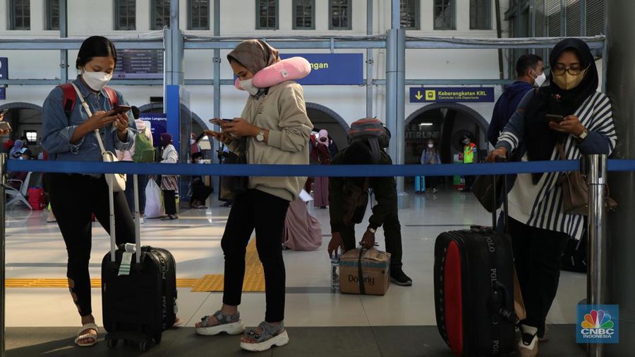 Ratusan warga mulai berdatangan dari KA Kertajaya jurusan Surabaya, Pasar Turi - Jakarta, Stasiun Pasar Senen, Senin (3/1/2022). Warga yang berpergian ke luar kota di periode Nataru mulai tiba di Jakarta.
Secara keseluruhan 10 ribuan penumpang. Dari Pasar Senen sendiri sekitar 5.000 ribu pengguna dan dari gambir 5.000,