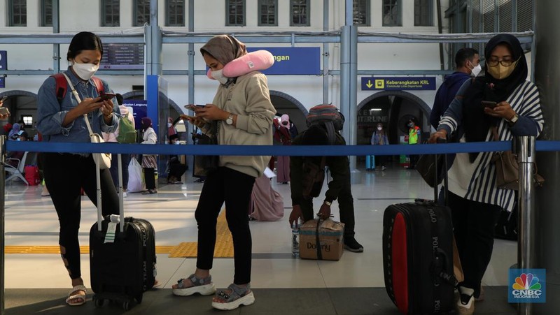 Ratusan warga mulai berdatangan dari KA Kertajaya jurusan Surabaya, Pasar Turi - Jakarta, Stasiun Pasar Senen, Senin (3/1/2022). Warga yang berpergian ke luar kota di periode Nataru mulai tiba di Jakarta.
Secara keseluruhan 10 ribuan penumpang. Dari Pasar Senen sendiri sekitar 5.000 ribu pengguna dan dari gambir 5.000,