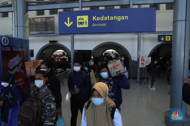 Arus Balik Kedatangan Penumpang Kereta Api Jarak Jauh di Stasiun Senen, Jakarta, Senin (3/1/2022 Ratusan warga mulai berdatangan dari KA Kertajaya jurusan Surabaya, Pasar Turi - Jakarta, Stasiun Pasar Senen, Senin (3/1/2022). Warga yang berpergian ke luar kota di periode Nataru mulai tiba di Jakarta.
Secara keseluruhan 10 ribuan penumpang. Dari Pasar Senen sendiri sekitar 5.000 ribu pengguna dan dari gambir 5.000,