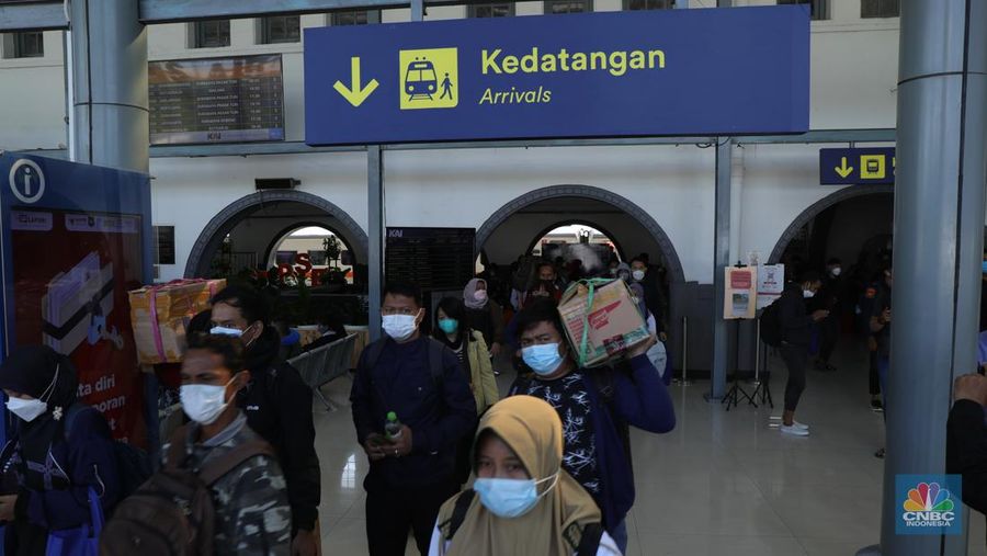 Ratusan warga mulai berdatangan dari KA Kertajaya jurusan Surabaya, Pasar Turi - Jakarta, Stasiun Pasar Senen, Senin (3/1/2022). Warga yang berpergian ke luar kota di periode Nataru mulai tiba di Jakarta.
Secara keseluruhan 10 ribuan penumpang. Dari Pasar Senen sendiri sekitar 5.000 ribu pengguna dan dari gambir 5.000,