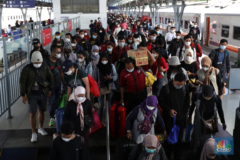 Arus Balik Kedatangan Penumpang Kereta Api Jarak Jauh di Stasiun Senen, Jakarta, Senin (3/1/2022 Ratusan warga mulai berdatangan dari KA Kertajaya jurusan Surabaya, Pasar Turi - Jakarta, Stasiun Pasar Senen, Senin (3/1/2022). Warga yang berpergian ke luar kota di periode Nataru mulai tiba di Jakarta.
Secara keseluruhan 10 ribuan penumpang. Dari Pasar Senen sendiri sekitar 5.000 ribu pengguna dan dari gambir 5.000,
