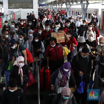 Ramai! Penampakan Kedatangan Penumpang KA di Stasiun Senen