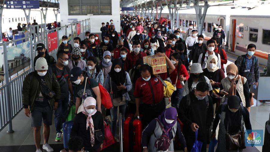 Ratusan warga mulai berdatangan dari KA Kertajaya jurusan Surabaya, Pasar Turi - Jakarta, Stasiun Pasar Senen, Senin (3/1/2022). Warga yang berpergian ke luar kota di periode Nataru mulai tiba di Jakarta.
Secara keseluruhan 10 ribuan penumpang. Dari Pasar Senen sendiri sekitar 5.000 ribu pengguna dan dari gambir 5.000,