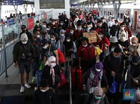Ramai! Penampakan Kedatangan Penumpang KA di Stasiun Senen