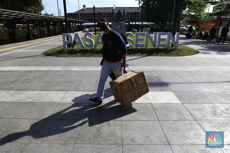 Arus Balik Kedatangan Penumpang Kereta Api Jarak Jauh di Stasiun Senen, Jakarta, Senin (3/1/2022 Ratusan warga mulai berdatangan dari KA Kertajaya jurusan Surabaya, Pasar Turi - Jakarta, Stasiun Pasar Senen, Senin (3/1/2022). Warga yang berpergian ke luar kota di periode Nataru mulai tiba di Jakarta.
Secara keseluruhan 10 ribuan penumpang. Dari Pasar Senen sendiri sekitar 5.000 ribu pengguna dan dari gambir 5.000,