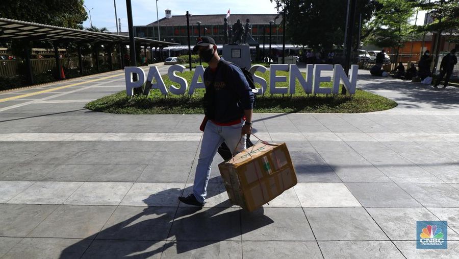 Ratusan warga mulai berdatangan dari KA Kertajaya jurusan Surabaya, Pasar Turi - Jakarta, Stasiun Pasar Senen, Senin (3/1/2022). Warga yang berpergian ke luar kota di periode Nataru mulai tiba di Jakarta.
Secara keseluruhan 10 ribuan penumpang. Dari Pasar Senen sendiri sekitar 5.000 ribu pengguna dan dari gambir 5.000,