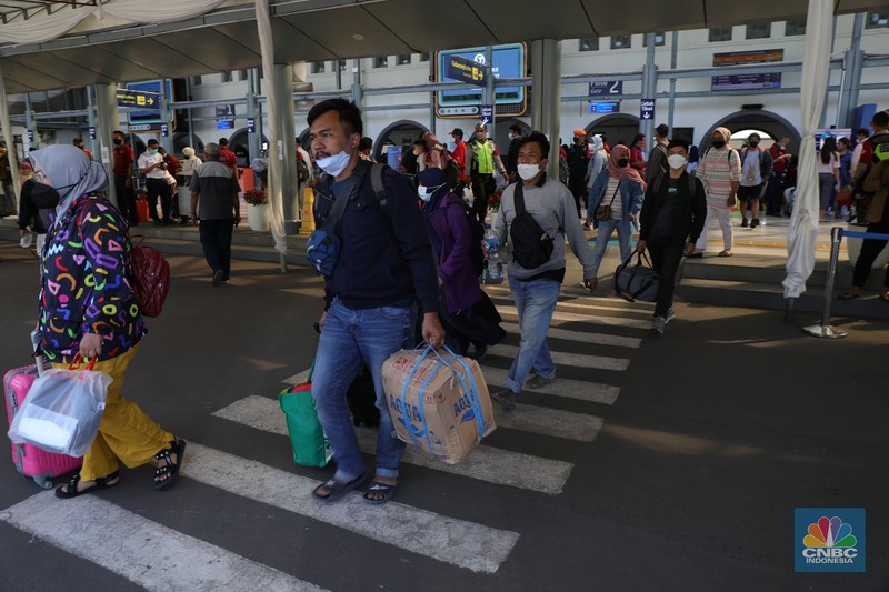 Arus Balik Kedatangan Penumpang Kereta Api Jarak Jauh di Stasiun Senen, Jakarta, Senin (3/1/2022 Ratusan warga mulai berdatangan dari KA Kertajaya jurusan Surabaya, Pasar Turi - Jakarta, Stasiun Pasar Senen, Senin (3/1/2022). Warga yang berpergian ke luar kota di periode Nataru mulai tiba di Jakarta.
Secara keseluruhan 10 ribuan penumpang. Dari Pasar Senen sendiri sekitar 5.000 ribu pengguna dan dari gambir 5.000,