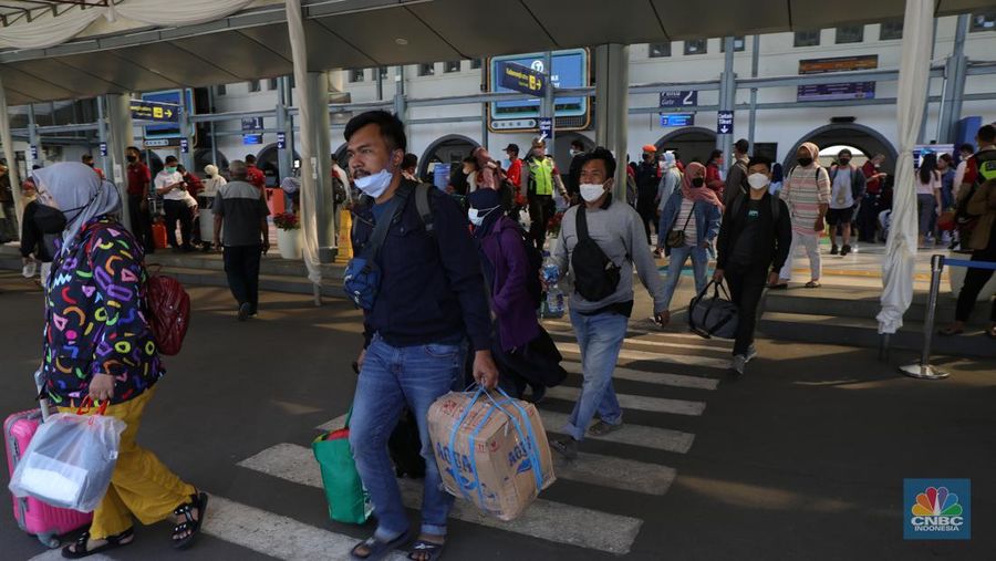Ratusan warga mulai berdatangan dari KA Kertajaya jurusan Surabaya, Pasar Turi - Jakarta, Stasiun Pasar Senen, Senin (3/1/2022). Warga yang berpergian ke luar kota di periode Nataru mulai tiba di Jakarta.
Secara keseluruhan 10 ribuan penumpang. Dari Pasar Senen sendiri sekitar 5.000 ribu pengguna dan dari gambir 5.000,
