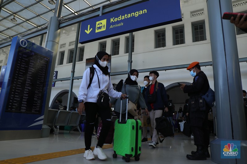 Arus Balik Kedatangan Penumpang Kereta Api Jarak Jauh di Stasiun Senen, Jakarta, Senin (3/1/2022 Ratusan warga mulai berdatangan dari KA Kertajaya jurusan Surabaya, Pasar Turi - Jakarta, Stasiun Pasar Senen, Senin (3/1/2022). Warga yang berpergian ke luar kota di periode Nataru mulai tiba di Jakarta.
Secara keseluruhan 10 ribuan penumpang. Dari Pasar Senen sendiri sekitar 5.000 ribu pengguna dan dari gambir 5.000,