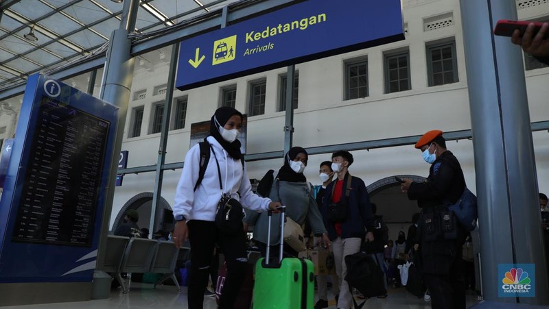 Ratusan warga mulai berdatangan dari KA Kertajaya jurusan Surabaya, Pasar Turi - Jakarta, Stasiun Pasar Senen, Senin (3/1/2022). Warga yang berpergian ke luar kota di periode Nataru mulai tiba di Jakarta.
Secara keseluruhan 10 ribuan penumpang. Dari Pasar Senen sendiri sekitar 5.000 ribu pengguna dan dari gambir 5.000,