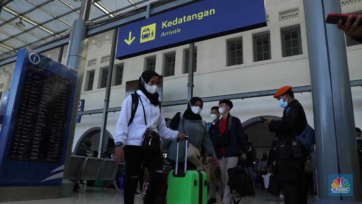 Arus Balik Kedatangan Penumpang Kereta Api Jarak Jauh di Stasiun Senen, Jakarta, Senin (3/1/2022 Ratusan warga mulai berdatangan dari KA Kertajaya jurusan Surabaya, Pasar Turi - Jakarta, Stasiun Pasar Senen, Senin (3/1/2022). Warga yang berpergian ke luar kota di periode Nataru mulai tiba di Jakarta.
Secara keseluruhan 10 ribuan penumpang. Dari Pasar Senen sendiri sekitar 5.000 ribu pengguna dan dari gambir 5.000,