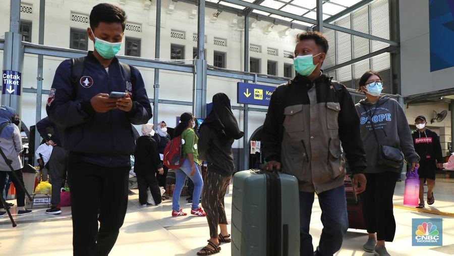 Ratusan warga mulai berdatangan dari KA Kertajaya jurusan Surabaya, Pasar Turi - Jakarta, Stasiun Pasar Senen, Senin (3/1/2022). Warga yang berpergian ke luar kota di periode Nataru mulai tiba di Jakarta.
Secara keseluruhan 10 ribuan penumpang. Dari Pasar Senen sendiri sekitar 5.000 ribu pengguna dan dari gambir 5.000,