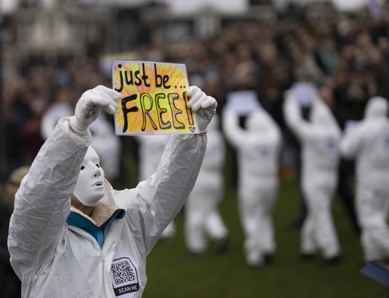 Demo anti Lockdown di Belanda A sign reads