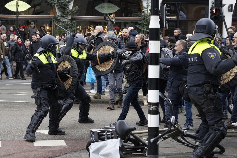 Demo anti Lockdown di Belanda A sign reads