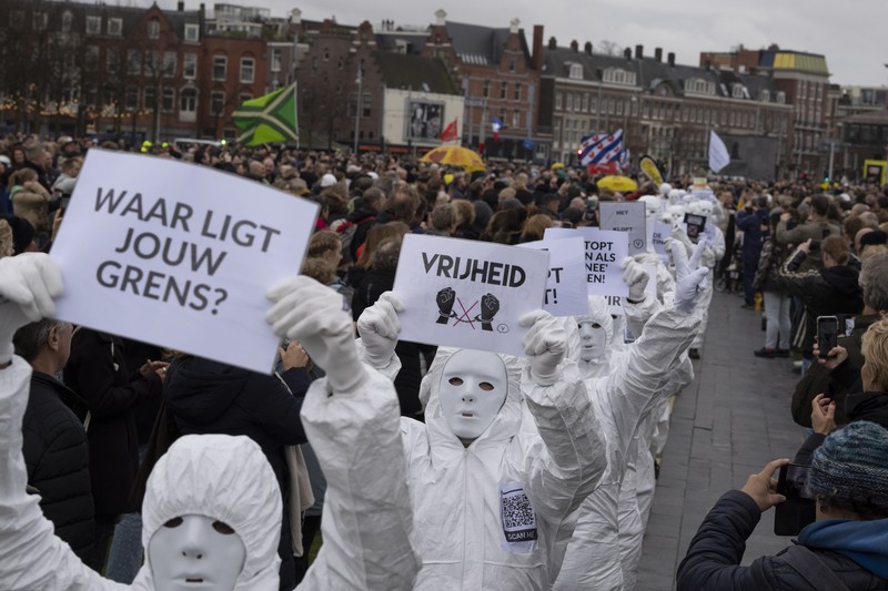 Demo anti Lockdown di Belanda A sign reads