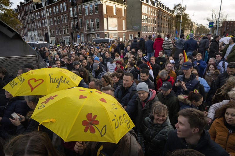 Demo anti Lockdown di Belanda A sign reads