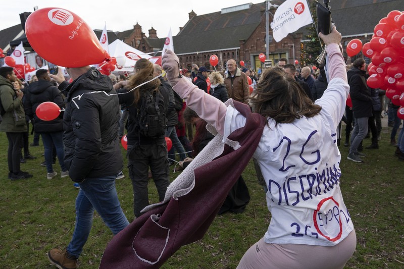 Demo anti Lockdown di Belanda A sign reads