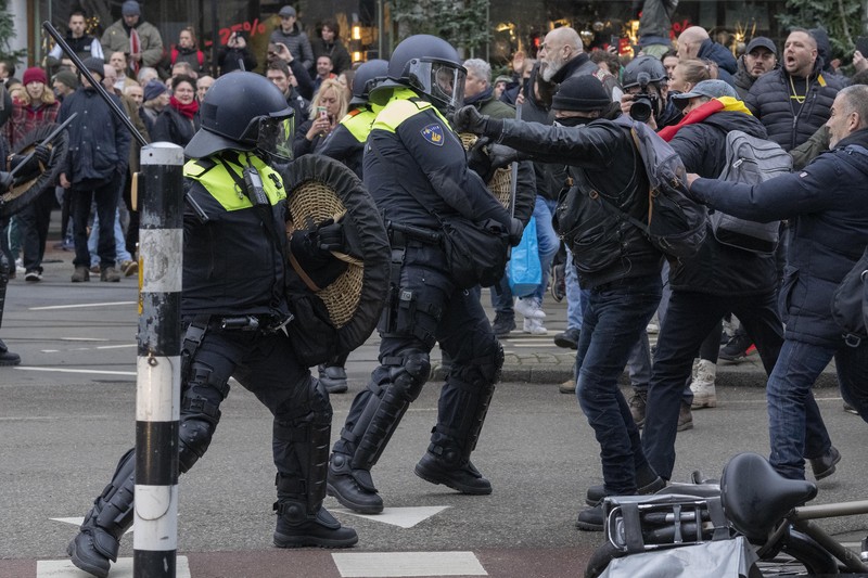 Demo anti Lockdown di Belanda A sign reads