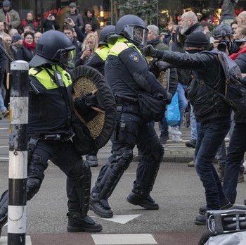 Adu Jotos! Potret Belanda Demo Besar-besaran Tolak Lockdown