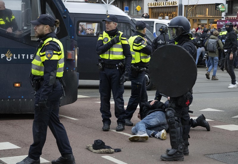 Demo anti Lockdown di Belanda A sign reads