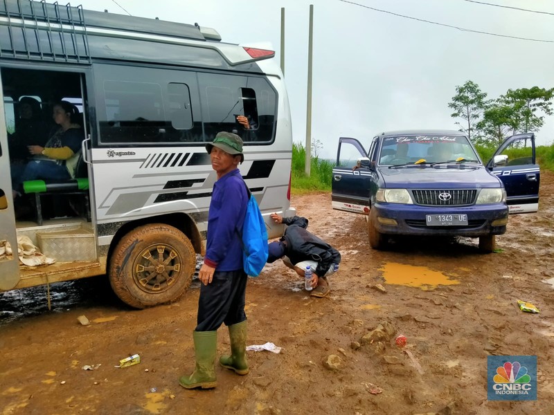 Kondisi Jalanan Jalur Tanggeung - Padasuka/Cipelah, Cianjur, Jawa Barat yang Rusak Warga Cianjur, Jawa Barat selama berpuluh-puluh tahun harus melewati jalan berbatu dan berlumpur, tak layak disebut sebagai jalan. Kawasan ini padahal hanya 70 km dari pusat kota Bandung ibu kota provinsi dan 200 km dari ibu kota Jakarta.
Jalur Tanggeung - Padasuka/Cipelah, Cianjur sepanjang 33 km saat musim hujan makin sulit dilewati kendaraan roda empat maupun sepeda motor. Jalur ini bak 'neraka' bagi yang melintasinya, sangat licin untuk dilalui sehingga membahayakan pengendara dan penumpang angkutan umum.
Alex salah satu sopir mobil angkutan umum Elf Ciwidey-Padasuka harus berjibaku dua kali sehari melintasi 'jalur neraka' ini. Para sopir dan kernek menggunakan sekam padi untuk menjadi alas ban mobil agar bisa melewati jalan ini.
Negara sudah saatnya hadir di wilayah ini sebab sudah 76 tahun Indonesia merdeka masih ada jalan yang tak layak semacam ini. Jalur Tanggeung - Padasuka/Cipelah memang sudah masuk dalam program Pemprov Jabar melalui Jalur Tengah Selatan (JTS) tapi masih menunggu realisasi yang tak kunjung datang.
Pemprov Jabar memang sedang memprioritaskan pembangunan JTS sepanjang 357 km yang melewati kawasan pegunungan dan hutan di Jabar. Proyek ini merupakan perbaikan jalan dan pembangunan jalan baru provinsi yang menghubungkan Sukabumi bagian tengah hingga Ciamis.
Rencananya, pembangunan akan terbagi menjadi beberapa sesi. Sesi pertama akan dibangun Jalan Horisontal Tengah Jawa Barat Selatan yakni dari wilayah Lengkong - Sagaranten (23,20 km), kemudian Sagaranten - Tanggeung (37,55 km), disambung Tanggeung - Padasuka/Cipelah (33,79 km), hingga Padasuka/Cipelah - Rancabali (16,84 km), total fase ini 111,38 km.
Selanjutnya kawasan Ciwidey - Pangalengan (22,12 km), lalu Pangalengan - Cikajang (53,48 km), disambung Cikajang - Bantarkalong (68,54 km), kemudian Bantarkalong - Kertahayu (101,48 km), hingga total sepanjang 245,62 km.(CNBC Indonesia/ Suhendra)