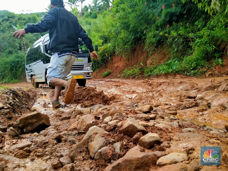 Kondisi Jalanan Jalur Tanggeung - Padasuka/Cipelah, Cianjur, Jawa Barat yang Rusak Warga Cianjur, Jawa Barat selama berpuluh-puluh tahun harus melewati jalan berbatu dan berlumpur, tak layak disebut sebagai jalan. Kawasan ini padahal hanya 70 km dari pusat kota Bandung ibu kota provinsi dan 200 km dari ibu kota Jakarta.
Jalur Tanggeung - Padasuka/Cipelah, Cianjur sepanjang 33 km saat musim hujan makin sulit dilewati kendaraan roda empat maupun sepeda motor. Jalur ini bak 'neraka' bagi yang melintasinya, sangat licin untuk dilalui sehingga membahayakan pengendara dan penumpang angkutan umum.
Alex salah satu sopir mobil angkutan umum Elf Ciwidey-Padasuka harus berjibaku dua kali sehari melintasi 'jalur neraka' ini. Para sopir dan kernek menggunakan sekam padi untuk menjadi alas ban mobil agar bisa melewati jalan ini.
Negara sudah saatnya hadir di wilayah ini sebab sudah 76 tahun Indonesia merdeka masih ada jalan yang tak layak semacam ini. Jalur Tanggeung - Padasuka/Cipelah memang sudah masuk dalam program Pemprov Jabar melalui Jalur Tengah Selatan (JTS) tapi masih menunggu realisasi yang tak kunjung datang.
Pemprov Jabar memang sedang memprioritaskan pembangunan JTS sepanjang 357 km yang melewati kawasan pegunungan dan hutan di Jabar. Proyek ini merupakan perbaikan jalan dan pembangunan jalan baru provinsi yang menghubungkan Sukabumi bagian tengah hingga Ciamis.
Rencananya, pembangunan akan terbagi menjadi beberapa sesi. Sesi pertama akan dibangun Jalan Horisontal Tengah Jawa Barat Selatan yakni dari wilayah Lengkong - Sagaranten (23,20 km), kemudian Sagaranten - Tanggeung (37,55 km), disambung Tanggeung - Padasuka/Cipelah (33,79 km), hingga Padasuka/Cipelah - Rancabali (16,84 km), total fase ini 111,38 km.
Selanjutnya kawasan Ciwidey - Pangalengan (22,12 km), lalu Pangalengan - Cikajang (53,48 km), disambung Cikajang - Bantarkalong (68,54 km), kemudian Bantarkalong - Kertahayu (101,48 km), hingga total sepanjang 245,62 km.(CNBC Indonesia/ Suhendra)