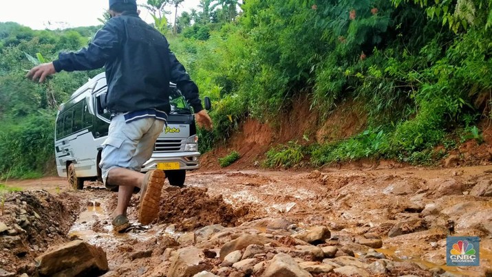 Kondisi Jalanan Jalur Tanggeung - Padasuka/Cipelah, Cianjur, Jawa Barat yang Rusak Warga Cianjur, Jawa Barat selama berpuluh-puluh tahun harus melewati jalan berbatu dan berlumpur, tak layak disebut sebagai jalan. Kawasan ini padahal hanya 70 km dari pusat kota Bandung ibu kota provinsi dan 200 km dari ibu kota Jakarta.
Jalur Tanggeung - Padasuka/Cipelah, Cianjur sepanjang 33 km saat musim hujan makin sulit dilewati kendaraan roda empat maupun sepeda motor. Jalur ini bak 'neraka' bagi yang melintasinya, sangat licin untuk dilalui sehingga membahayakan pengendara dan penumpang angkutan umum.
Alex salah satu sopir mobil angkutan umum Elf Ciwidey-Padasuka harus berjibaku dua kali sehari melintasi 'jalur neraka' ini. Para sopir dan kernek menggunakan sekam padi untuk menjadi alas ban mobil agar bisa melewati jalan ini.
Negara sudah saatnya hadir di wilayah ini sebab sudah 76 tahun Indonesia merdeka masih ada jalan yang tak layak semacam ini. Jalur Tanggeung - Padasuka/Cipelah memang sudah masuk dalam program Pemprov Jabar melalui Jalur Tengah Selatan (JTS) tapi masih menunggu realisasi yang tak kunjung datang.
Pemprov Jabar memang sedang memprioritaskan pembangunan JTS sepanjang 357 km yang melewati kawasan pegunungan dan hutan di Jabar. Proyek ini merupakan perbaikan jalan dan pembangunan jalan baru provinsi yang menghubungkan Sukabumi bagian tengah hingga Ciamis.
Rencananya, pembangunan akan terbagi menjadi beberapa sesi. Sesi pertama akan dibangun Jalan Horisontal Tengah Jawa Barat Selatan yakni dari wilayah Lengkong - Sagaranten (23,20 km), kemudian Sagaranten - Tanggeung (37,55 km), disambung Tanggeung - Padasuka/Cipelah (33,79 km), hingga Padasuka/Cipelah - Rancabali (16,84 km), total fase ini 111,38 km.
Selanjutnya kawasan Ciwidey - Pangalengan (22,12 km), lalu Pangalengan - Cikajang (53,48 km), disambung Cikajang - Bantarkalong (68,54 km), kemudian Bantarkalong - Kertahayu (101,48 km), hingga total sepanjang 245,62 km.(CNBC Indonesia/ Suhendra)
