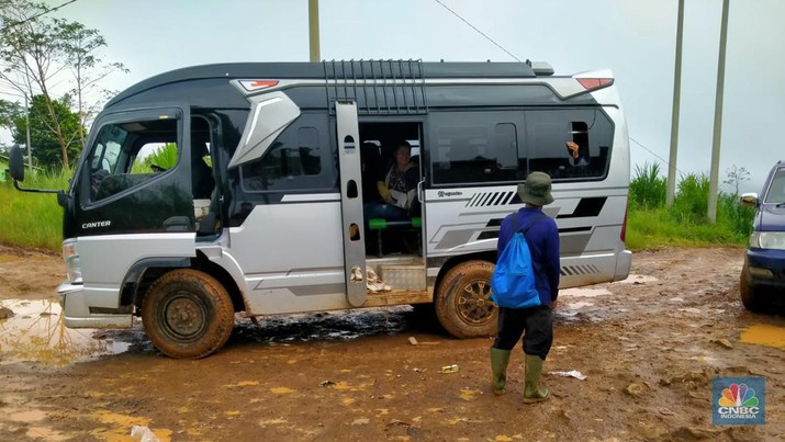 Warga Cianjur, Jawa Barat selama berpuluh-puluh tahun harus melewati jalan berbatu dan berlumpur, tak layak disebut sebagai jalan. Kawasan ini padahal hanya 70 km dari pusat kota Bandung ibu kota provinsi dan 200 km dari ibu kota Jakarta.

Jalur Tanggeung - Padasuka/Cipelah, Cianjur sepanjang 33 km saat musim hujan makin sulit dilewati kendaraan roda empat maupun sepeda motor. Jalur ini bak 'neraka' bagi yang melintasinya, sangat licin untuk dilalui sehingga membahayakan pengendara dan penumpang angkutan umum.
Alex salah satu sopir mobil angkutan umum Elf Ciwidey-Padasuka harus berjibaku dua kali sehari melintasi 'jalur neraka' ini. Para sopir dan kernek menggunakan sekam padi untuk menjadi alas ban mobil agar bisa melewati jalan ini.
Negara sudah saatnya hadir di wilayah ini sebab sudah 76 tahun Indonesia merdeka masih ada jalan yang tak layak semacam ini.  Jalur Tanggeung - Padasuka/Cipelah memang sudah masuk dalam program Pemprov Jabar melalui Jalur Tengah Selatan (JTS) tapi masih menunggu realisasi yang tak kunjung datang.

Pemprov Jabar memang  sedang memprioritaskan pembangunan JTS sepanjang 357 km yang melewati kawasan pegunungan dan hutan di Jabar. Proyek ini merupakan perbaikan jalan dan pembangunan jalan baru provinsi yang menghubungkan Sukabumi bagian tengah hingga Ciamis.

Rencananya, pembangunan akan terbagi menjadi beberapa sesi. Sesi pertama akan dibangun Jalan Horisontal Tengah Jawa Barat Selatan yakni dari wilayah Lengkong - Sagaranten (23,20 km), kemudian Sagaranten - Tanggeung (37,55 km), disambung Tanggeung - Padasuka/Cipelah (33,79 km), hingga Padasuka/Cipelah - Rancabali (16,84 km), total fase ini 111,38 km.
Selanjutnya kawasan Ciwidey - Pangalengan (22,12 km), lalu Pangalengan - Cikajang (53,48 km), disambung Cikajang - Bantarkalong (68,54 km), kemudian Bantarkalong - Kertahayu (101,48 km), hingga total sepanjang 245,62 km.(CNBC Indonesia/ Suhendra)