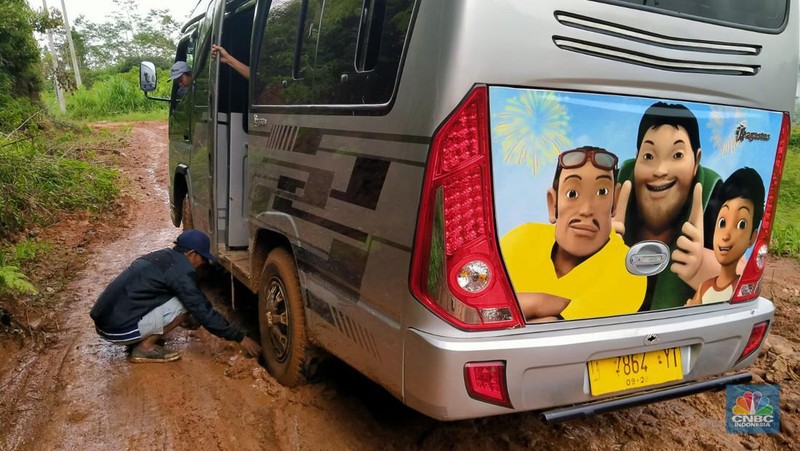 Warga Cianjur, Jawa Barat selama berpuluh-puluh tahun harus melewati jalan berbatu dan berlumpur, tak layak disebut sebagai jalan. Kawasan ini padahal hanya 70 km dari pusat kota Bandung ibu kota provinsi dan 200 km dari ibu kota Jakarta.

Jalur Tanggeung - Padasuka/Cipelah, Cianjur sepanjang 33 km saat musim hujan makin sulit dilewati kendaraan roda empat maupun sepeda motor. Jalur ini bak 'neraka' bagi yang melintasinya, sangat licin untuk dilalui sehingga membahayakan pengendara dan penumpang angkutan umum.
Alex salah satu sopir mobil angkutan umum Elf Ciwidey-Padasuka harus berjibaku dua kali sehari melintasi 'jalur neraka' ini. Para sopir dan kernek menggunakan sekam padi untuk menjadi alas ban mobil agar bisa melewati jalan ini.
Negara sudah saatnya hadir di wilayah ini sebab sudah 76 tahun Indonesia merdeka masih ada jalan yang tak layak semacam ini.  Jalur Tanggeung - Padasuka/Cipelah memang sudah masuk dalam program Pemprov Jabar melalui Jalur Tengah Selatan (JTS) tapi masih menunggu realisasi yang tak kunjung datang.

Pemprov Jabar memang  sedang memprioritaskan pembangunan JTS sepanjang 357 km yang melewati kawasan pegunungan dan hutan di Jabar. Proyek ini merupakan perbaikan jalan dan pembangunan jalan baru provinsi yang menghubungkan Sukabumi bagian tengah hingga Ciamis.

Rencananya, pembangunan akan terbagi menjadi beberapa sesi. Sesi pertama akan dibangun Jalan Horisontal Tengah Jawa Barat Selatan yakni dari wilayah Lengkong - Sagaranten (23,20 km), kemudian Sagaranten - Tanggeung (37,55 km), disambung Tanggeung - Padasuka/Cipelah (33,79 km), hingga Padasuka/Cipelah - Rancabali (16,84 km), total fase ini 111,38 km.
Selanjutnya kawasan Ciwidey - Pangalengan (22,12 km), lalu Pangalengan - Cikajang (53,48 km), disambung Cikajang - Bantarkalong (68,54 km), kemudian Bantarkalong - Kertahayu (101,48 km), hingga total sepanjang 245,62 km.(CNBC Indonesia/ Suhendra)