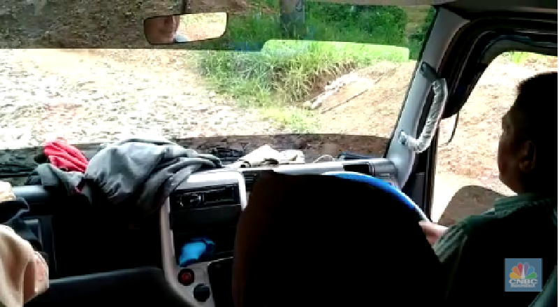 Kondisi Jalanan Jalur Tanggeung - Padasuka/Cipelah, Cianjur, Jawa Barat yang Rusak Warga Cianjur, Jawa Barat selama berpuluh-puluh tahun harus melewati jalan berbatu dan berlumpur, tak layak disebut sebagai jalan. Kawasan ini padahal hanya 70 km dari pusat kota Bandung ibu kota provinsi dan 200 km dari ibu kota Jakarta.
Jalur Tanggeung - Padasuka/Cipelah, Cianjur sepanjang 33 km saat musim hujan makin sulit dilewati kendaraan roda empat maupun sepeda motor. Jalur ini bak 'neraka' bagi yang melintasinya, sangat licin untuk dilalui sehingga membahayakan pengendara dan penumpang angkutan umum.
Alex salah satu sopir mobil angkutan umum Elf Ciwidey-Padasuka harus berjibaku dua kali sehari melintasi 'jalur neraka' ini. Para sopir dan kernek menggunakan sekam padi untuk menjadi alas ban mobil agar bisa melewati jalan ini.
Negara sudah saatnya hadir di wilayah ini sebab sudah 76 tahun Indonesia merdeka masih ada jalan yang tak layak semacam ini. Jalur Tanggeung - Padasuka/Cipelah memang sudah masuk dalam program Pemprov Jabar melalui Jalur Tengah Selatan (JTS) tapi masih menunggu realisasi yang tak kunjung datang.
Pemprov Jabar memang sedang memprioritaskan pembangunan JTS sepanjang 357 km yang melewati kawasan pegunungan dan hutan di Jabar. Proyek ini merupakan perbaikan jalan dan pembangunan jalan baru provinsi yang menghubungkan Sukabumi bagian tengah hingga Ciamis.
Rencananya, pembangunan akan terbagi menjadi beberapa sesi. Sesi pertama akan dibangun Jalan Horisontal Tengah Jawa Barat Selatan yakni dari wilayah Lengkong - Sagaranten (23,20 km), kemudian Sagaranten - Tanggeung (37,55 km), disambung Tanggeung - Padasuka/Cipelah (33,79 km), hingga Padasuka/Cipelah - Rancabali (16,84 km), total fase ini 111,38 km.
Selanjutnya kawasan Ciwidey - Pangalengan (22,12 km), lalu Pangalengan - Cikajang (53,48 km), disambung Cikajang - Bantarkalong (68,54 km), kemudian Bantarkalong - Kertahayu (101,48 km), hingga total sepanjang 245,62 km.(CNBC Indonesia/ Suhendra)