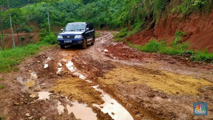 Kondisi Jalanan Jalur Tanggeung - Padasuka/Cipelah, Cianjur, Jawa Barat yang Rusak Warga Cianjur, Jawa Barat selama berpuluh-puluh tahun harus melewati jalan berbatu dan berlumpur, tak layak disebut sebagai jalan. Kawasan ini padahal hanya 70 km dari pusat kota Bandung ibu kota provinsi dan 200 km dari ibu kota Jakarta.
Jalur Tanggeung - Padasuka/Cipelah, Cianjur sepanjang 33 km saat musim hujan makin sulit dilewati kendaraan roda empat maupun sepeda motor. Jalur ini bak 'neraka' bagi yang melintasinya, sangat licin untuk dilalui sehingga membahayakan pengendara dan penumpang angkutan umum.
Alex salah satu sopir mobil angkutan umum Elf Ciwidey-Padasuka harus berjibaku dua kali sehari melintasi 'jalur neraka' ini. Para sopir dan kernek menggunakan sekam padi untuk menjadi alas ban mobil agar bisa melewati jalan ini.
Negara sudah saatnya hadir di wilayah ini sebab sudah 76 tahun Indonesia merdeka masih ada jalan yang tak layak semacam ini. Jalur Tanggeung - Padasuka/Cipelah memang sudah masuk dalam program Pemprov Jabar melalui Jalur Tengah Selatan (JTS) tapi masih menunggu realisasi yang tak kunjung datang.
Pemprov Jabar memang sedang memprioritaskan pembangunan JTS sepanjang 357 km yang melewati kawasan pegunungan dan hutan di Jabar. Proyek ini merupakan perbaikan jalan dan pembangunan jalan baru provinsi yang menghubungkan Sukabumi bagian tengah hingga Ciamis.
Rencananya, pembangunan akan terbagi menjadi beberapa sesi. Sesi pertama akan dibangun Jalan Horisontal Tengah Jawa Barat Selatan yakni dari wilayah Lengkong - Sagaranten (23,20 km), kemudian Sagaranten - Tanggeung (37,55 km), disambung Tanggeung - Padasuka/Cipelah (33,79 km), hingga Padasuka/Cipelah - Rancabali (16,84 km), total fase ini 111,38 km.
Selanjutnya kawasan Ciwidey - Pangalengan (22,12 km), lalu Pangalengan - Cikajang (53,48 km), disambung Cikajang - Bantarkalong (68,54 km), kemudian Bantarkalong - Kertahayu (101,48 km), hingga total sepanjang 245,62 km.(CNBC Indonesia/ Suhendra)