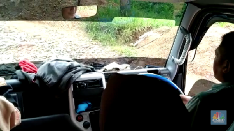 Warga Cianjur, Jawa Barat selama berpuluh-puluh tahun harus melewati jalan berbatu dan berlumpur, tak layak disebut sebagai jalan. Kawasan ini padahal hanya 70 km dari pusat kota Bandung ibu kota provinsi dan 200 km dari ibu kota Jakarta.

Jalur Tanggeung - Padasuka/Cipelah, Cianjur sepanjang 33 km saat musim hujan makin sulit dilewati kendaraan roda empat maupun sepeda motor. Jalur ini bak 'neraka' bagi yang melintasinya, sangat licin untuk dilalui sehingga membahayakan pengendara dan penumpang angkutan umum.
Alex salah satu sopir mobil angkutan umum Elf Ciwidey-Padasuka harus berjibaku dua kali sehari melintasi 'jalur neraka' ini. Para sopir dan kernek menggunakan sekam padi untuk menjadi alas ban mobil agar bisa melewati jalan ini.
Negara sudah saatnya hadir di wilayah ini sebab sudah 76 tahun Indonesia merdeka masih ada jalan yang tak layak semacam ini.  Jalur Tanggeung - Padasuka/Cipelah memang sudah masuk dalam program Pemprov Jabar melalui Jalur Tengah Selatan (JTS) tapi masih menunggu realisasi yang tak kunjung datang.

Pemprov Jabar memang  sedang memprioritaskan pembangunan JTS sepanjang 357 km yang melewati kawasan pegunungan dan hutan di Jabar. Proyek ini merupakan perbaikan jalan dan pembangunan jalan baru provinsi yang menghubungkan Sukabumi bagian tengah hingga Ciamis.

Rencananya, pembangunan akan terbagi menjadi beberapa sesi. Sesi pertama akan dibangun Jalan Horisontal Tengah Jawa Barat Selatan yakni dari wilayah Lengkong - Sagaranten (23,20 km), kemudian Sagaranten - Tanggeung (37,55 km), disambung Tanggeung - Padasuka/Cipelah (33,79 km), hingga Padasuka/Cipelah - Rancabali (16,84 km), total fase ini 111,38 km.
Selanjutnya kawasan Ciwidey - Pangalengan (22,12 km), lalu Pangalengan - Cikajang (53,48 km), disambung Cikajang - Bantarkalong (68,54 km), kemudian Bantarkalong - Kertahayu (101,48 km), hingga total sepanjang 245,62 km.(CNBC Indonesia/ Suhendra)