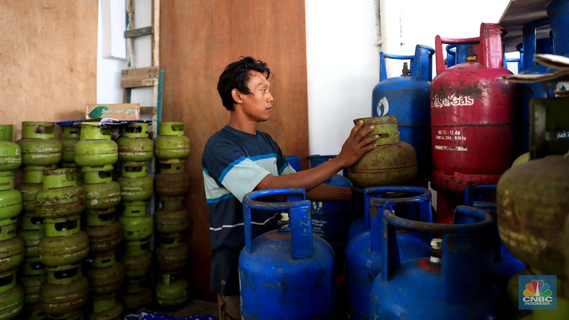 Yanto penjual gas eceran menyiapkan gas di rukonya di kawasan, Ciputat, Tangerang Selatan, Senin 3/1. Harga Gas LPG sejumlah ukuran naik. Sebelumnya Pertamina resmi menaikan gas elpiji sejak 25 Desember lalu. Pantauan CNBC Indonesia dilapangan, Bright gas 5 kg : Rp90 ribu dari Rp80 ribu.
Bright gas 12 kg: Rp175 Ribu dari Rp155 ribu. Gas tabung Biru 12kg : Rp175 ribu dari Rp155 ribu.
Gas 3 kg: Rp21 ribu blm naik.
Dilokasi yang berbeda Rosid selaku penjual gas juga mengatakan ada kenaikan. Gas tabung biru 12kg : dari Rp155 ribu naik Rp165 ribu
Gas tabung Pink 12kg : dari Rp160 naik menjadi Rp170 ribu. 
Gas tabunh Pink 5kg : dari Rp75 ribu naik menjadi Rp80 ribu.
Gas 3kg : tidak naik tetap dengan hari Rp20 ribu.  (CNBC Indonesia/ Muhammad Sabki)