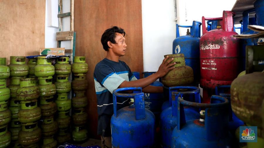 Yanto penjual gas eceran menyiapkan gas di rukonya di kawasan, Ciputat, Tangerang Selatan, Senin 3/1. Harga Gas LPG sejumlah ukuran naik. Sebelumnya Pertamina resmi menaikan gas elpiji sejak 25 Desember lalu. Pantauan CNBC Indonesia dilapangan, Bright gas 5 kg : Rp90 ribu dari Rp80 ribu.
Bright gas 12 kg: Rp175 Ribu dari Rp155 ribu. Gas tabung Biru 12kg : Rp175 ribu dari Rp155 ribu.
Gas 3 kg: Rp21 ribu blm naik.
Dilokasi yang berbeda Rosid selaku penjual gas juga mengatakan ada kenaikan. Gas tabung biru 12kg : dari Rp155 ribu naik Rp165 ribu
Gas tabung Pink 12kg : dari Rp160 naik menjadi Rp170 ribu. 
Gas tabunh Pink 5kg : dari Rp75 ribu naik menjadi Rp80 ribu.
Gas 3kg : tidak naik tetap dengan hari Rp20 ribu.  (CNBC Indonesia/ Muhammad Sabki)