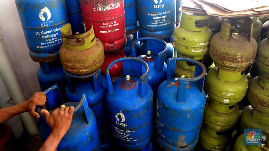 Yanto penjual gas eceran menyiapkan gas di rukonya di kawasan, Ciputat, Tangerang Selatan, Senin 3/1. Harga Gas LPG sejumlah ukuran naik. Sebelumnya Pertamina resmi menaikan gas elpiji sejak 25 Desember lalu. Pantauan CNBC Indonesia dilapangan, Bright gas 5 kg : Rp90 ribu dari Rp80 ribu.
Bright gas 12 kg: Rp175 Ribu dari Rp155 ribu. Gas tabung Biru 12kg : Rp175 ribu dari Rp155 ribu.
Gas 3 kg: Rp21 ribu blm naik.
Dilokasi yang berbeda Rosid selaku penjual gas juga mengatakan ada kenaikan. Gas tabung biru 12kg : dari Rp155 ribu naik Rp165 ribu
Gas tabung Pink 12kg : dari Rp160 naik menjadi Rp170 ribu. 
Gas tabunh Pink 5kg : dari Rp75 ribu naik menjadi Rp80 ribu.
Gas 3kg : tidak naik tetap dengan hari Rp20 ribu.  (CNBC Indonesia/ Muhammad Sabki)