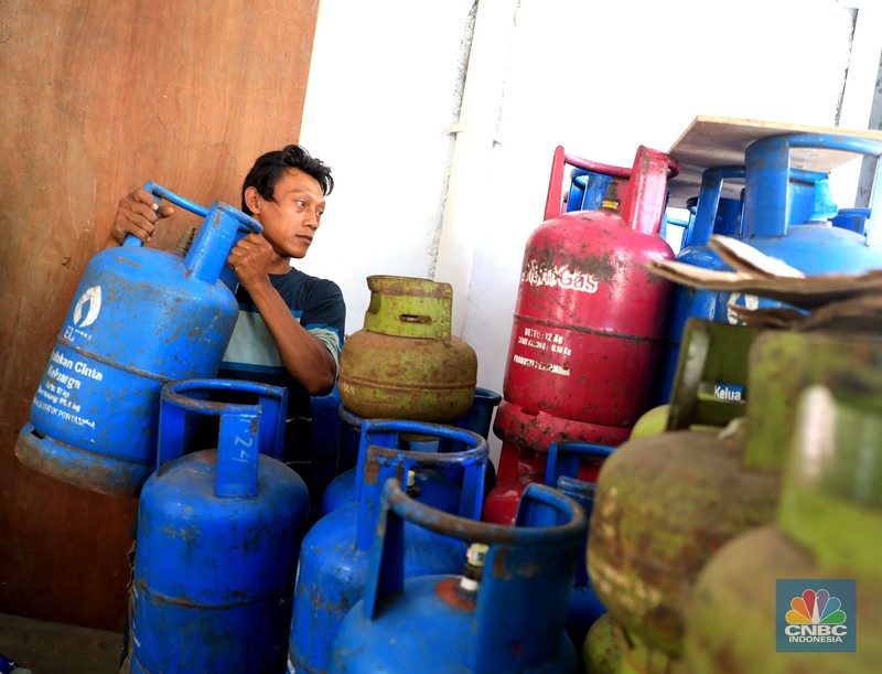 Penjualan Gas Yanto penjual gas eceran menyiapkan gas di rukonya di kawasan, Ciputat, Tangerang Selatan, Senin 3/1. Harga Gas LPG sejumlah ukuran naik. Sebelumnya Pertamina resmi menaikan gas elpiji sejak 25 Desember lalu. Pantauan CNBC Indonesia dilapangan, Bright gas 5 kg : Rp90 ribu dari Rp80 ribu.
Bright gas 12 kg: Rp175 Ribu dari Rp155 ribu. Gas tabung Biru 12kg : Rp175 ribu dari Rp155 ribu.
Gas 3 kg: Rp21 ribu blm naik.
Dilokasi yang berbeda Rosid selaku penjual gas juga mengatakan ada kenaikan. Gas tabung biru 12kg : dari Rp155 ribu naik Rp165 ribu
Gas tabung Pink 12kg : dari Rp160 naik menjadi Rp170 ribu.
Gas tabunh Pink 5kg : dari Rp75 ribu naik menjadi Rp80 ribu.
Gas 3kg : tidak naik tetap dengan hari Rp20 ribu. (CNBC Indonesia/ Muhammad Sabki)