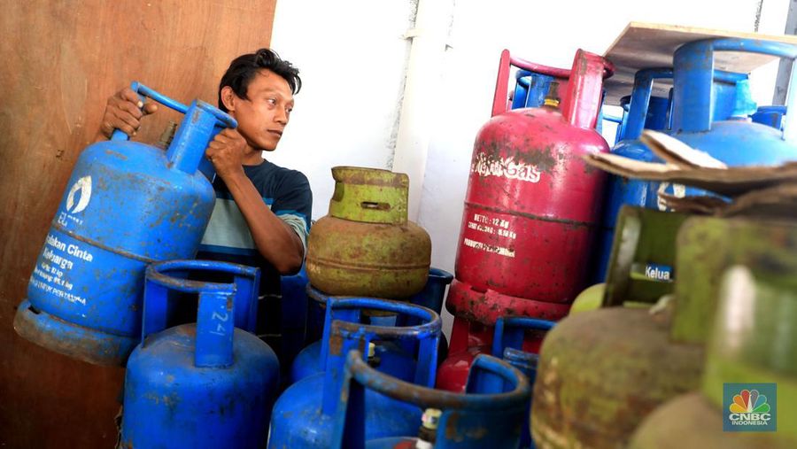 Yanto penjual gas eceran menyiapkan gas di rukonya di kawasan, Ciputat, Tangerang Selatan, Senin 3/1. Harga Gas LPG sejumlah ukuran naik. Sebelumnya Pertamina resmi menaikan gas elpiji sejak 25 Desember lalu. Pantauan վ dilapangan, Bright gas 5 kg : Rp90 ribu dari Rp80 ribu.
Bright gas 12 kg: Rp175 Ribu dari Rp155 ribu. Gas tabung Biru 12kg : Rp175 ribu dari Rp155 ribu.
Gas 3 kg: Rp21 ribu blm naik.
Dilokasi yang berbeda Rosid selaku penjual gas juga mengatakan ada kenaikan. Gas tabung biru 12kg : dari Rp155 ribu naik Rp165 ribu
Gas tabung Pink 12kg : dari Rp160 naik menjadi Rp170 ribu. 
Gas tabunh Pink 5kg : dari Rp75 ribu naik menjadi Rp80 ribu.
Gas 3kg : tidak naik tetap dengan hari Rp20 ribu.  (վ/ Muhammad Sabki)